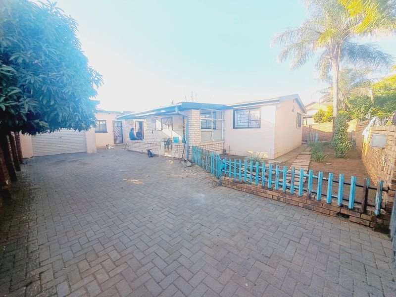 House For Sale in Eersterust - Photo 3