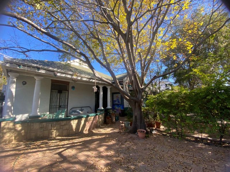 House For Sale in Beaconsfield - Photo 2