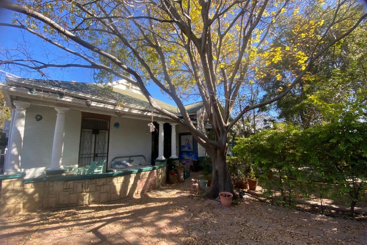 House For Sale in Beaconsfield - Photo 2