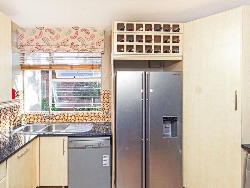 Townhouse For Sale in Robindale - Photo 4