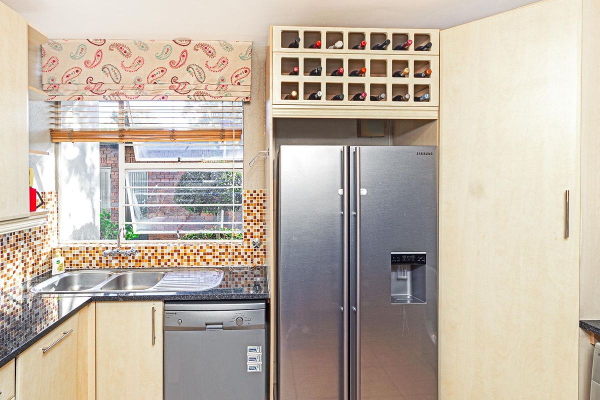 Townhouse For Sale in Robindale - Photo 4