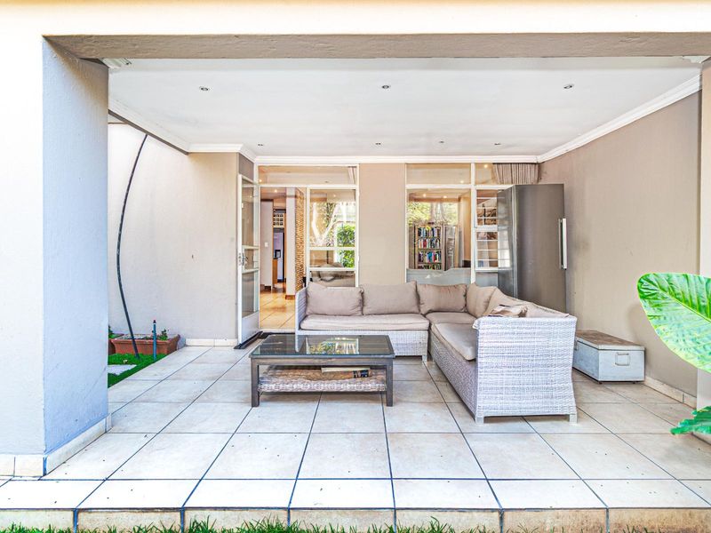 Townhouse For Sale in Robindale - Photo 8