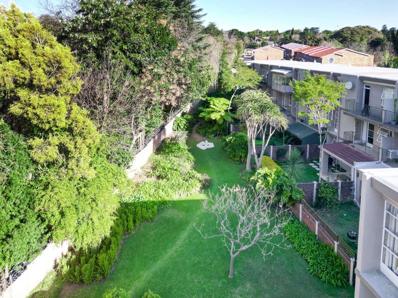 Townhouse For Sale in Robindale - Photo 7