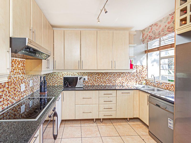 Townhouse For Sale in Robindale - Photo 3