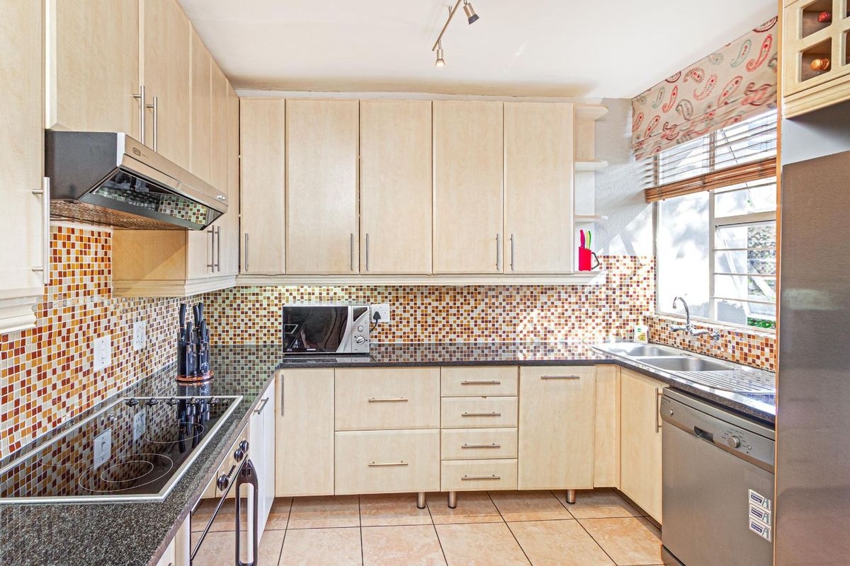 Townhouse For Sale in Robindale - Photo 3