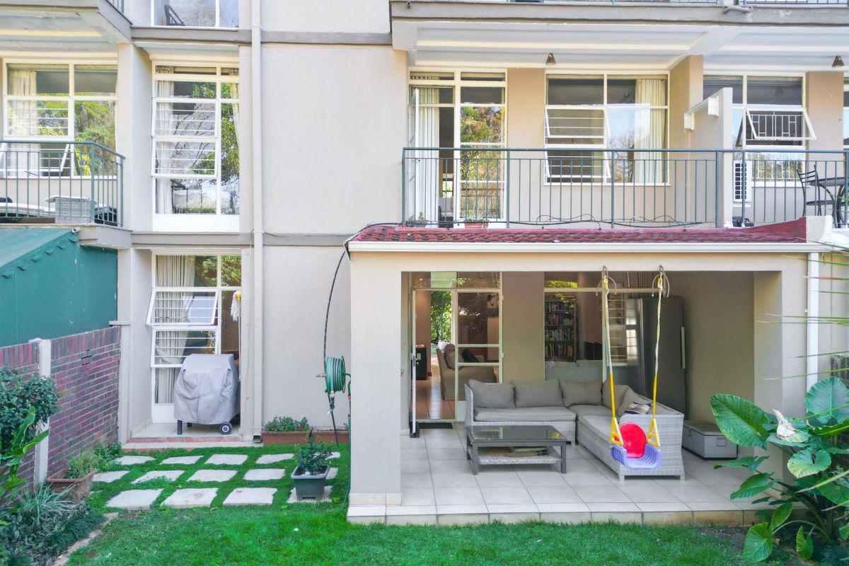 Townhouse For Sale in Robindale - Photo 5