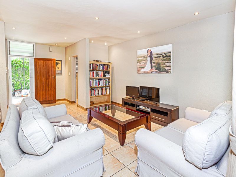 Townhouse For Sale in Robindale - Photo 2