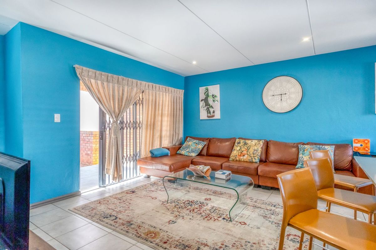 Townhouse For Sale in Bromhof - Photo 2