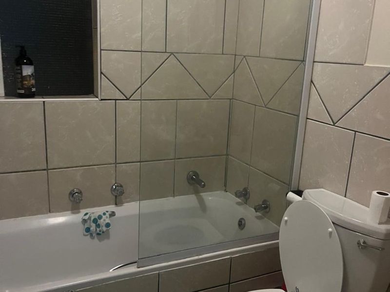 Townhouse For Sale in Clarina - Photo 10