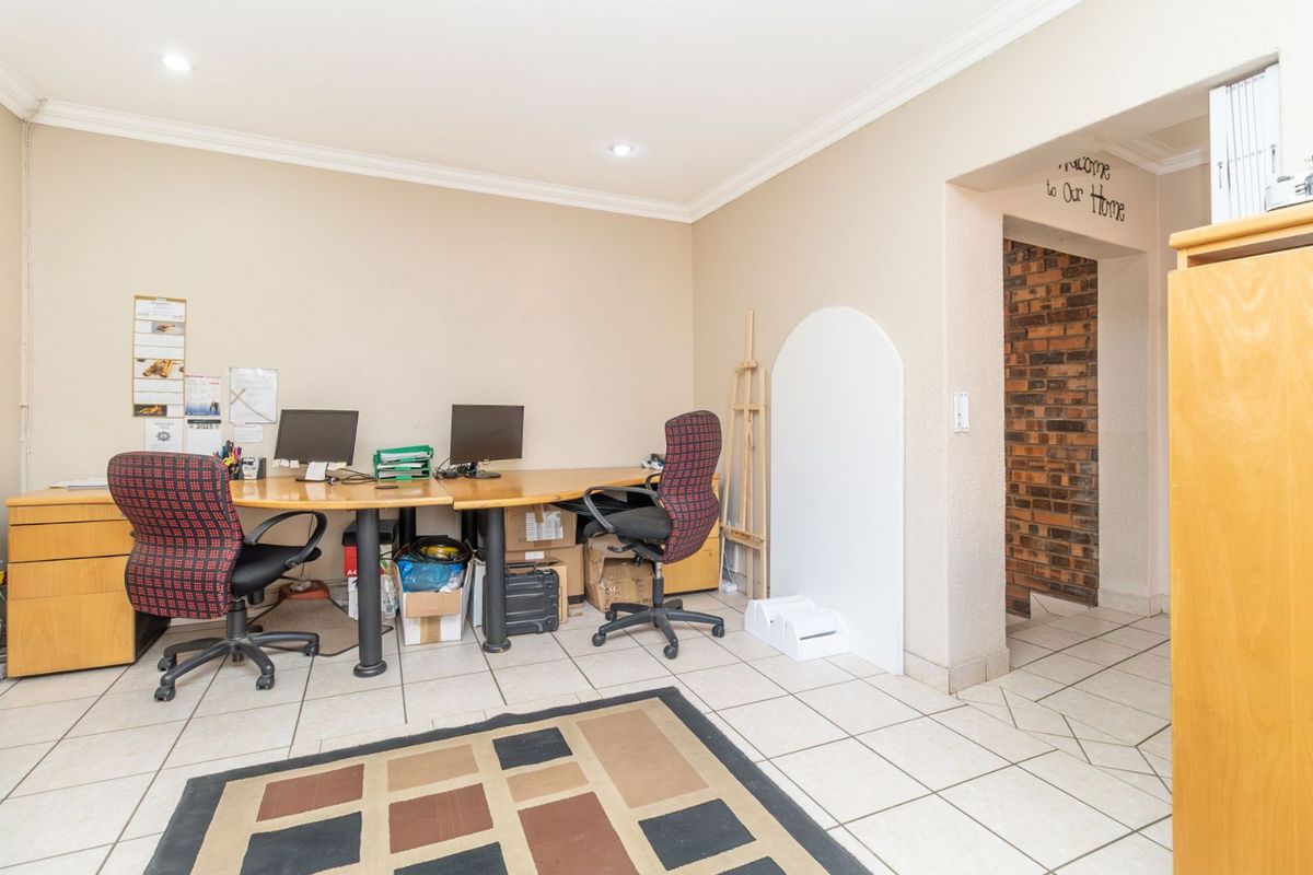 House For Sale in Strubensvallei - Photo 4