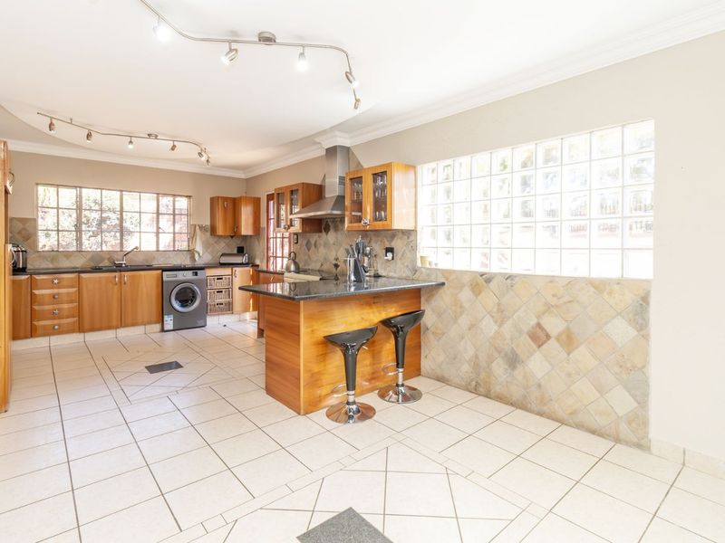 House For Sale in Strubensvallei - Photo 10