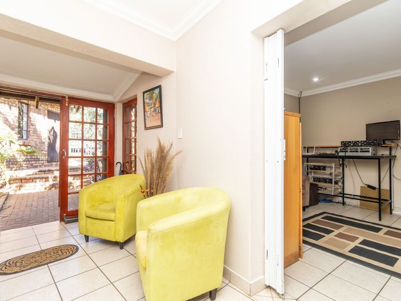 House For Sale in Strubensvallei - Photo 2