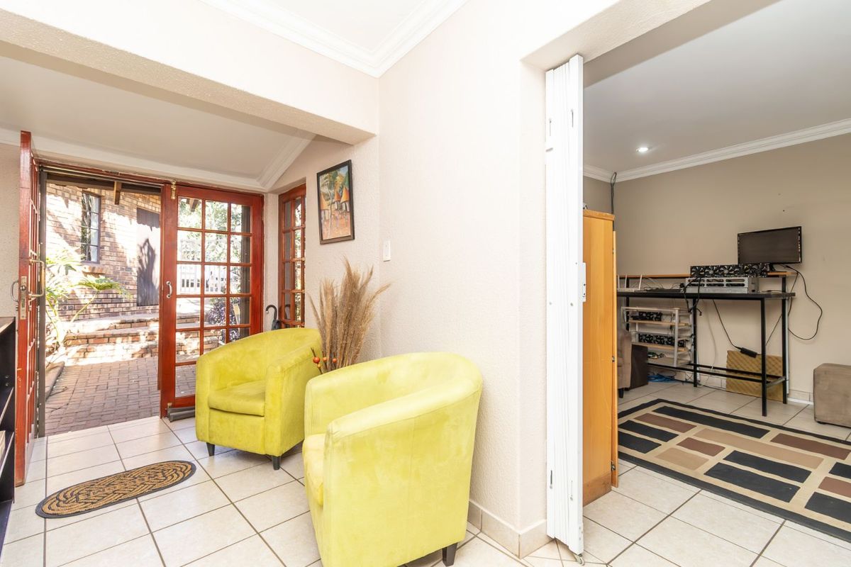 House For Sale in Strubensvallei - Photo 2