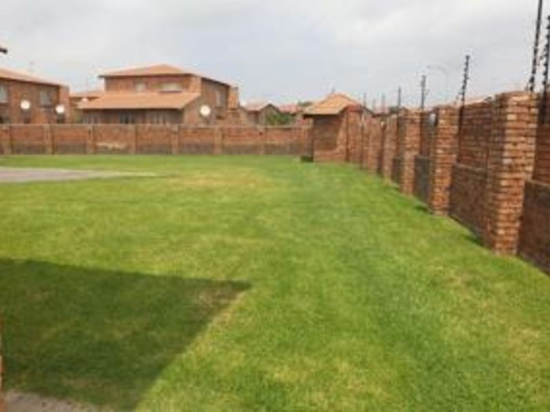 Townhouse For Sale in Edleen - Photo 3