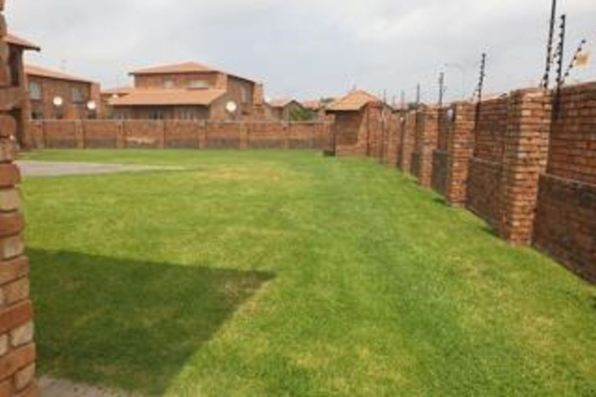 Townhouse For Sale in Edleen - Photo 3