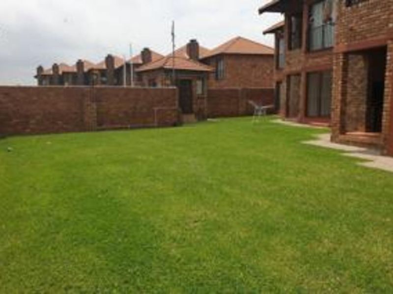 Townhouse For Sale in Edleen - Photo 4
