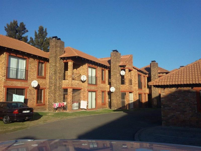 Townhouse For Sale in Edleen - Photo 2