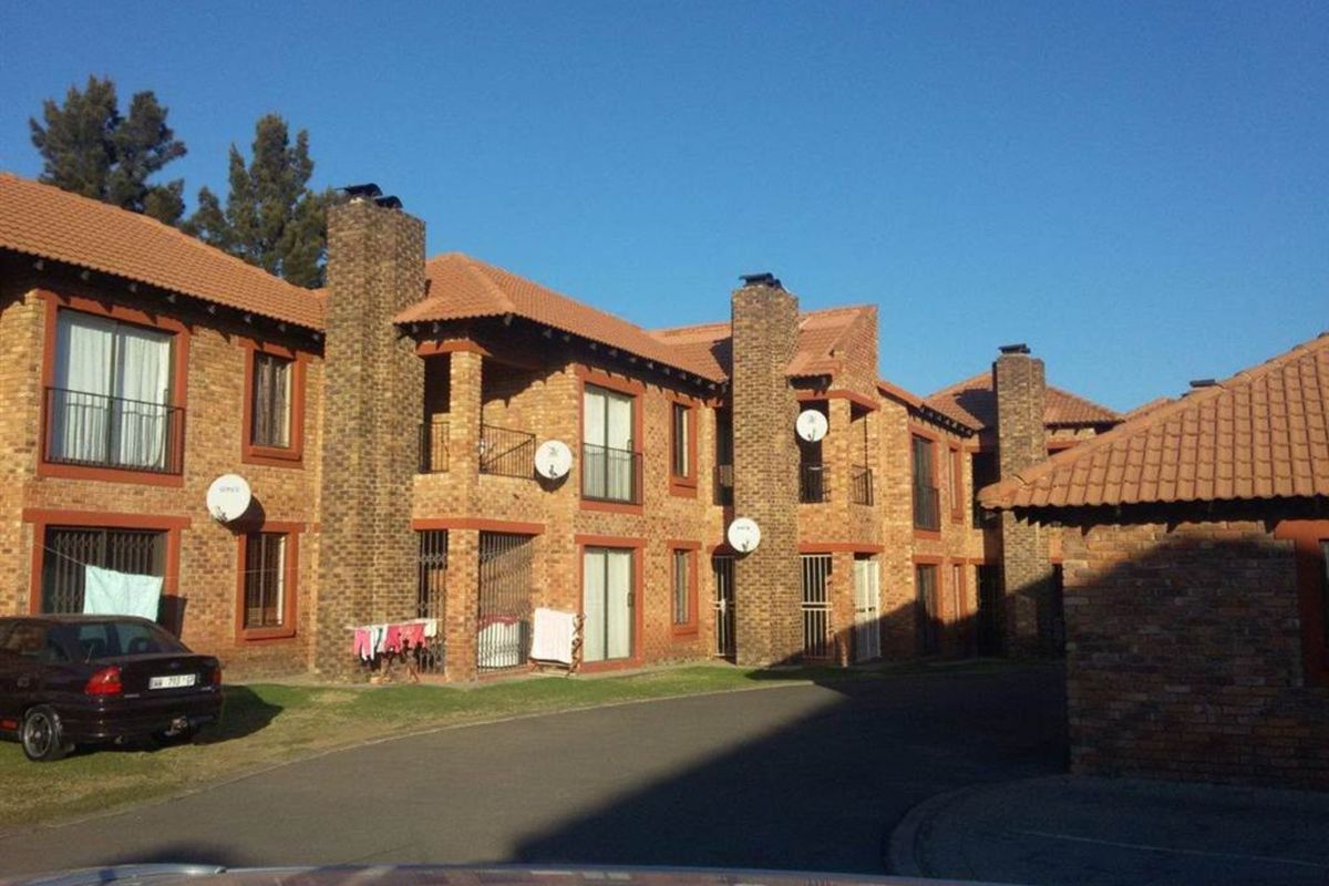 Townhouse For Sale in Edleen - Photo 2