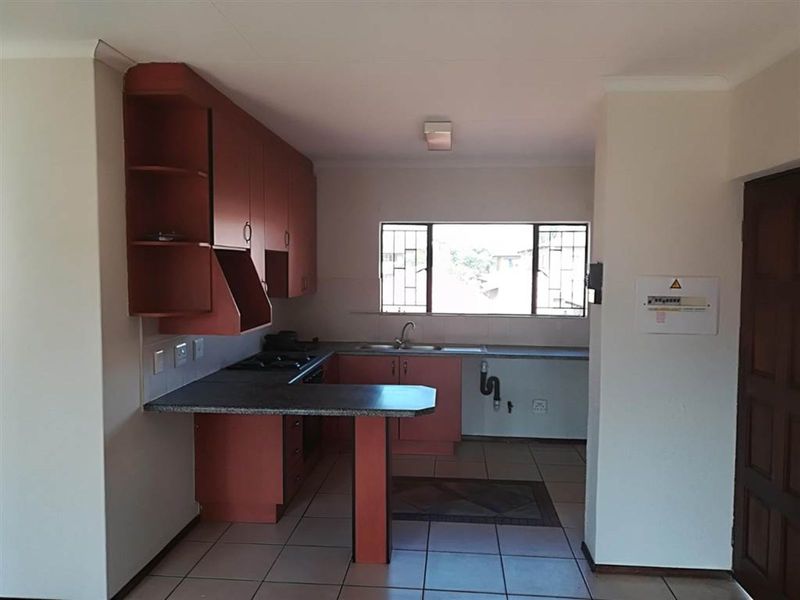 Townhouse For Sale in Edleen - Photo 6