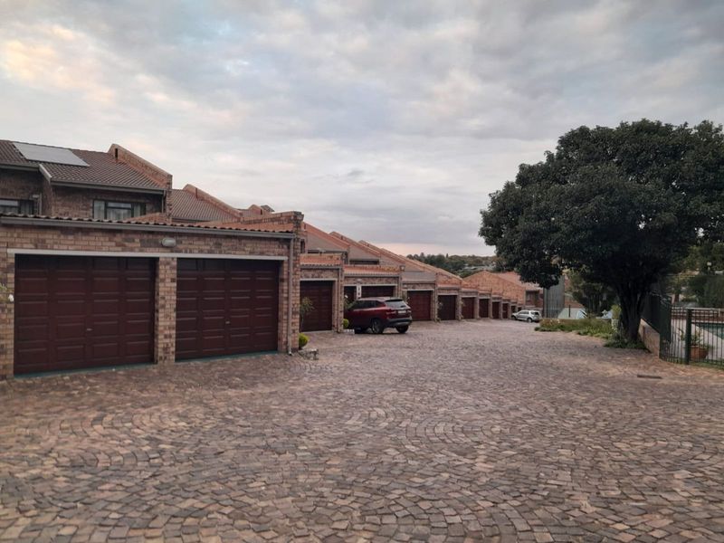 Townhouse For Sale in Corlett Gardens - Photo 3