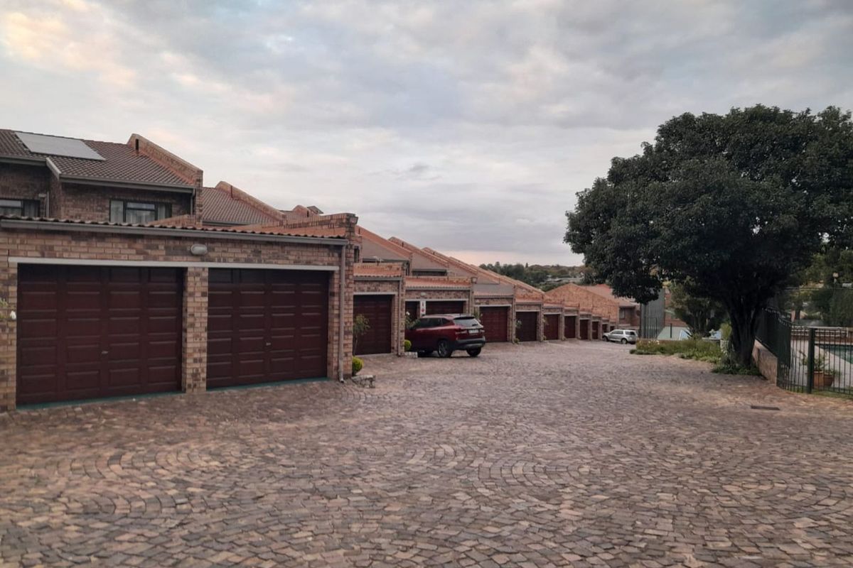 Townhouse For Sale in Corlett Gardens - Photo 3