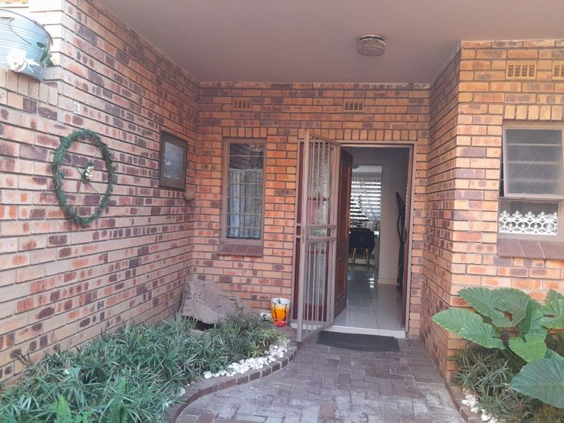 Townhouse For Sale in Corlett Gardens - Photo 5