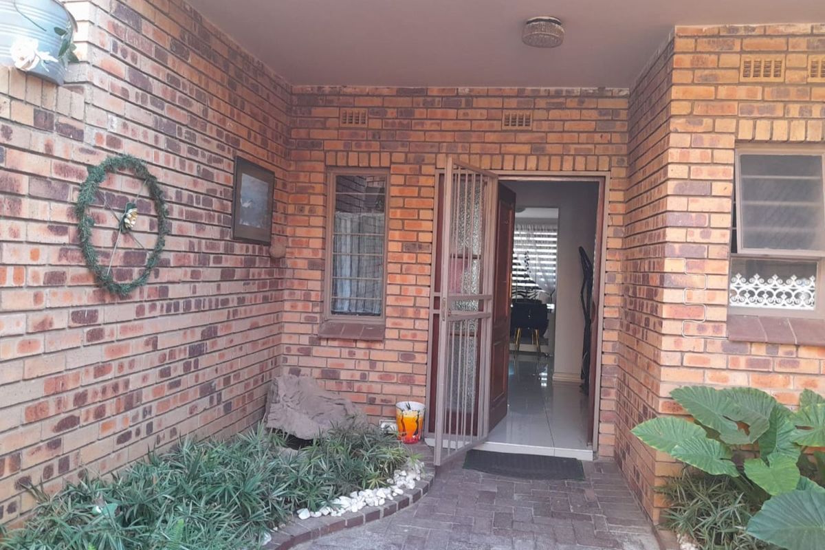 Townhouse For Sale in Corlett Gardens - Photo 5
