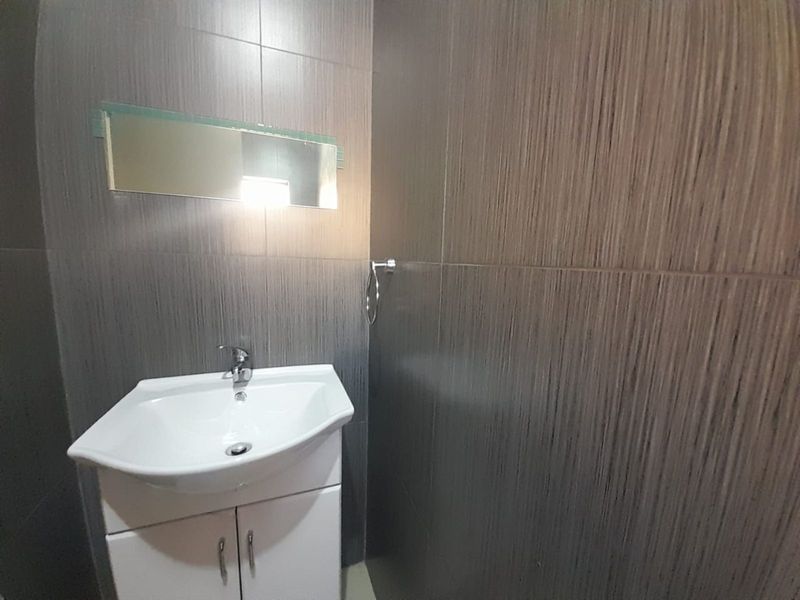 Townhouse For Sale in Corlett Gardens - Photo 6