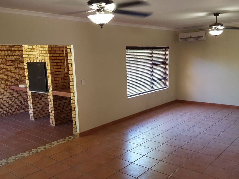 Townhouse For Sale in Kuruman Central - Photo 5