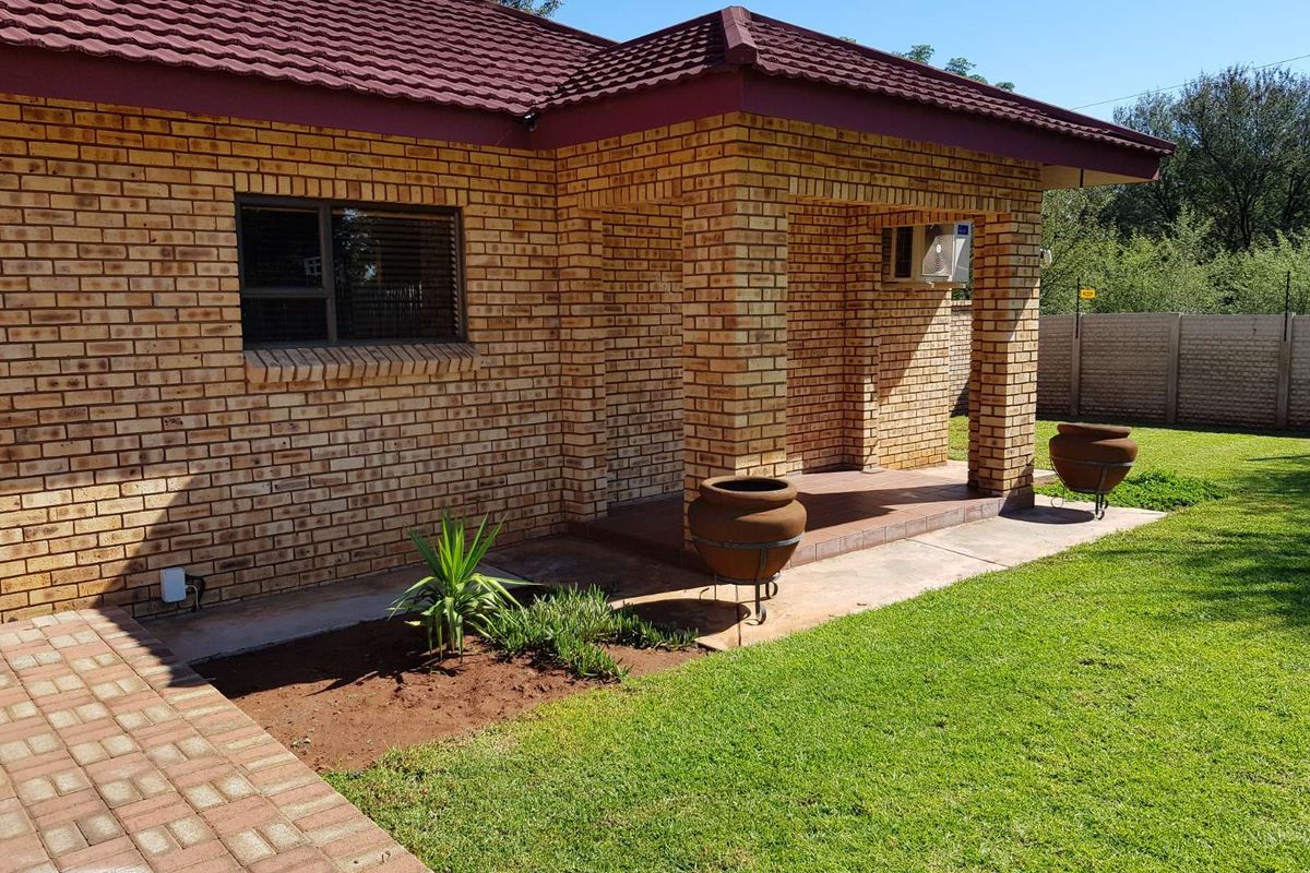 Townhouse For Sale in Kuruman Central - Photo 2