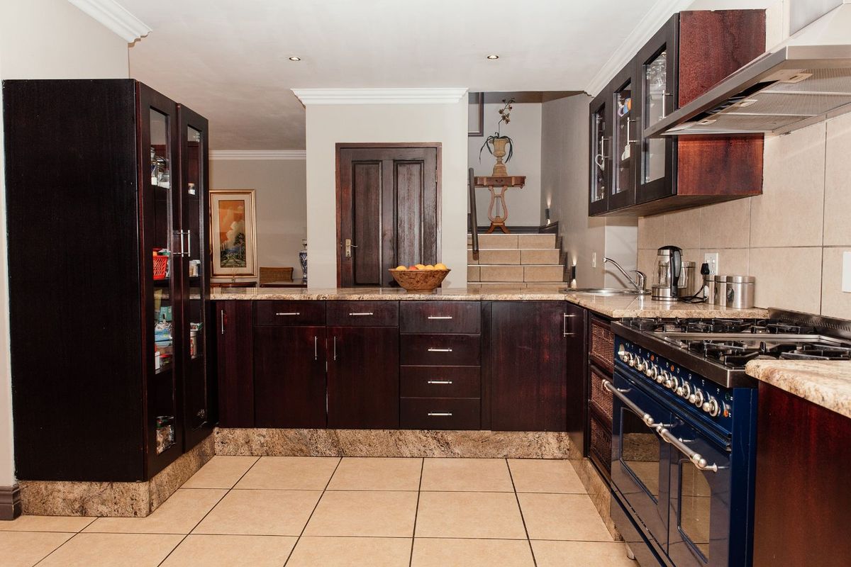 House For Sale in Silver Lakes - Photo 2