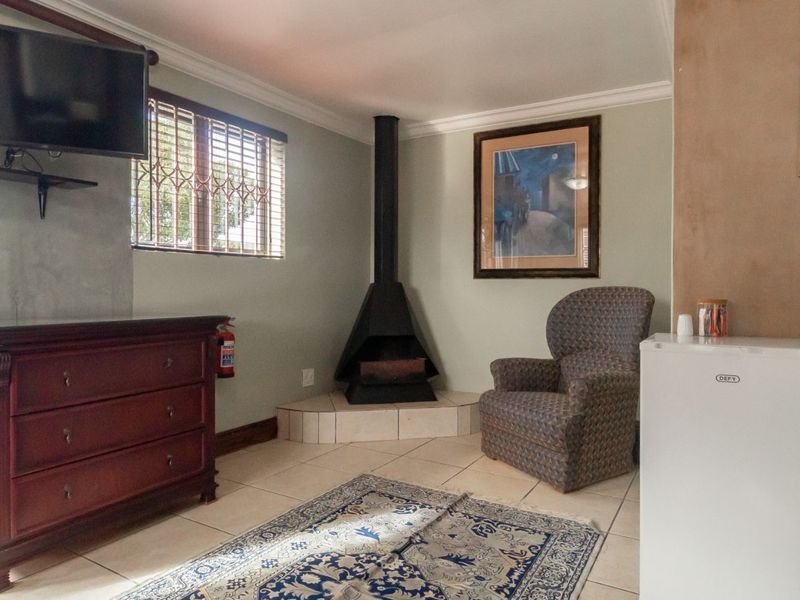 House For Sale in Country Club - Photo 10