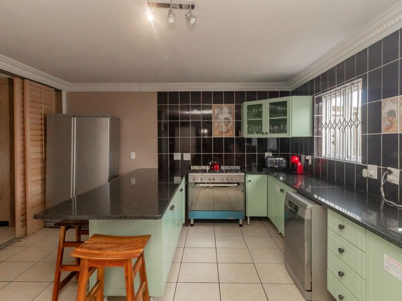 House For Sale in Country Club - Photo 7