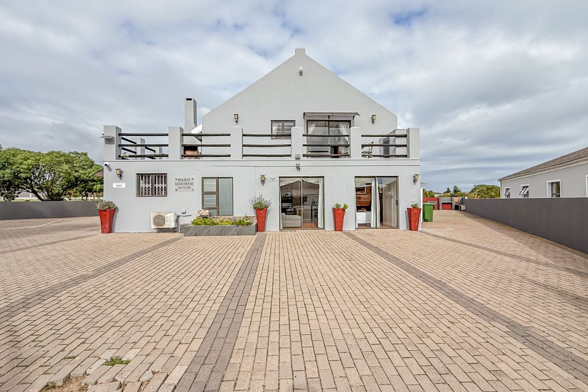 House For Sale in Country Club - Photo 2