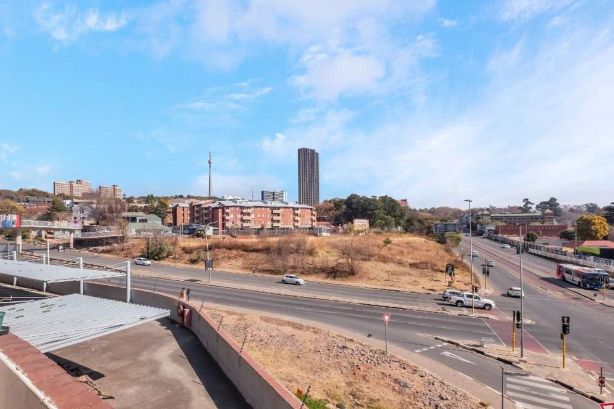 Apartment For Sale in Braamfontein Werf - Photo 2