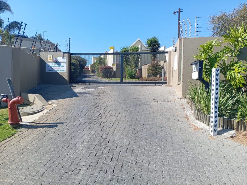 Townhouse For Sale in Radiokop - Photo 2