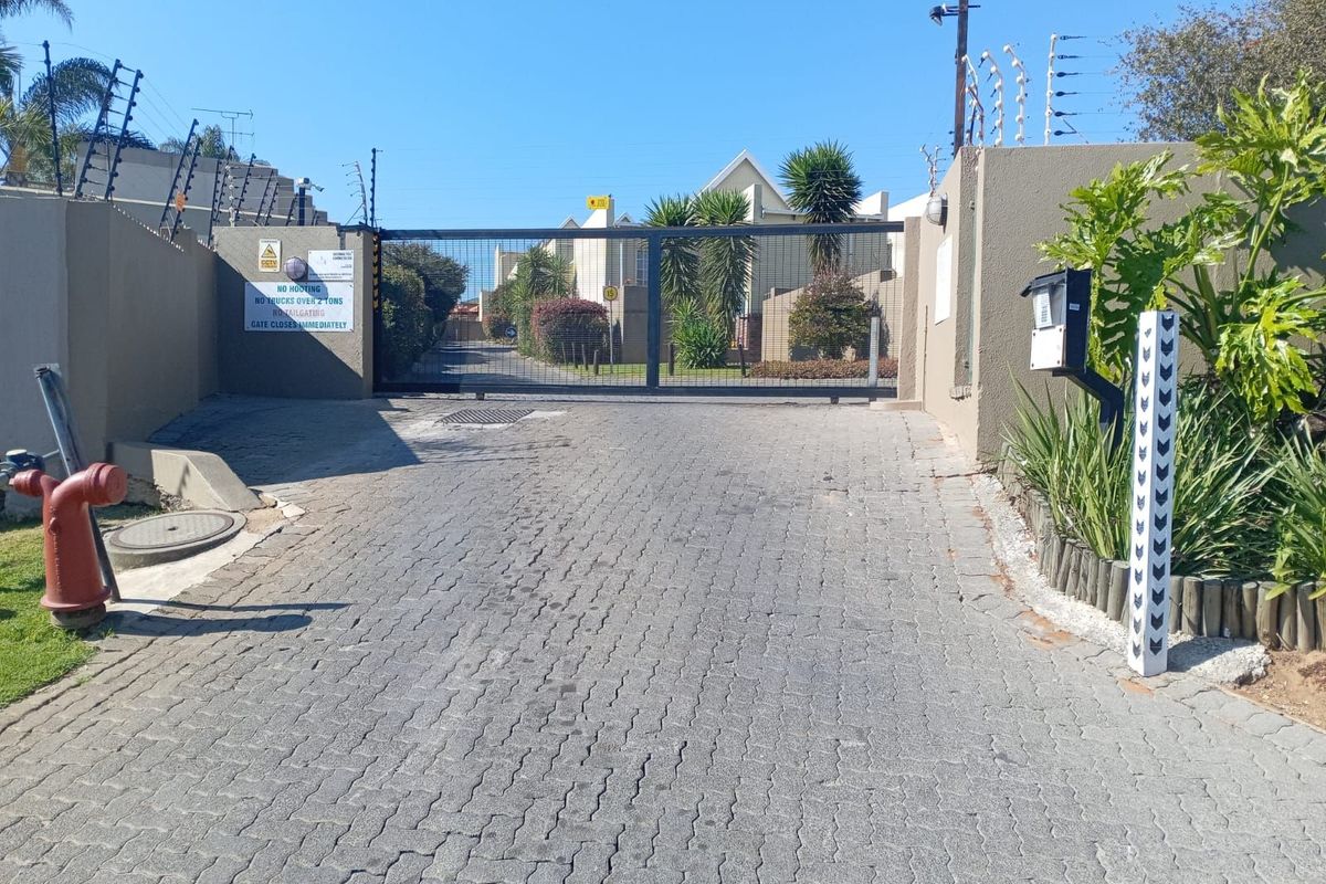 Townhouse For Sale in Radiokop - Photo 2