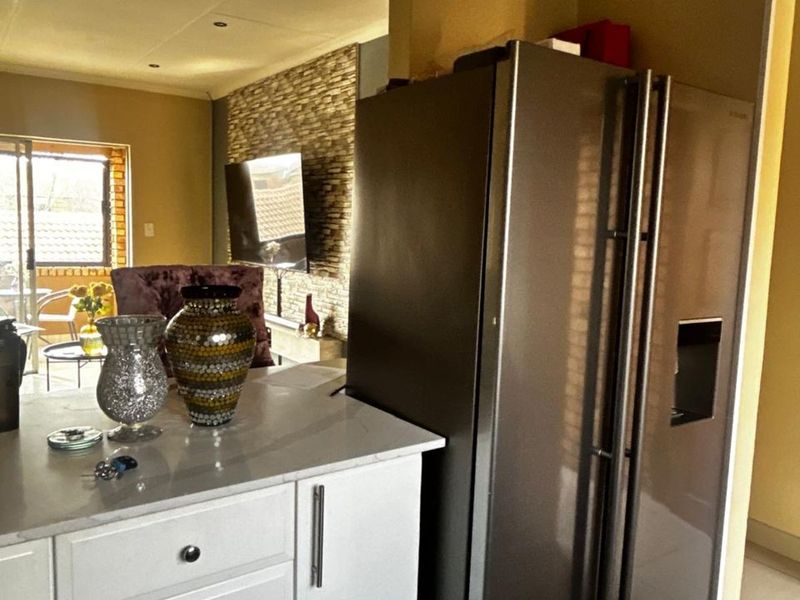 Townhouse For Sale in Monavoni - Photo 4