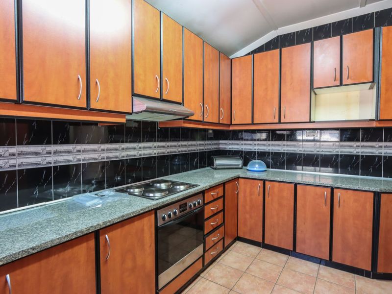 House For Sale in Woodlands - Photo 2