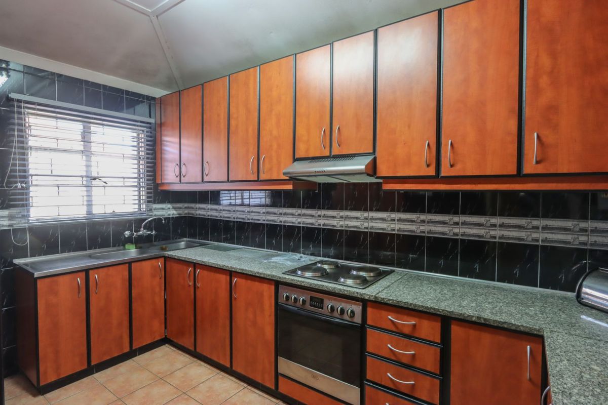 House For Sale in Woodlands - Photo 4