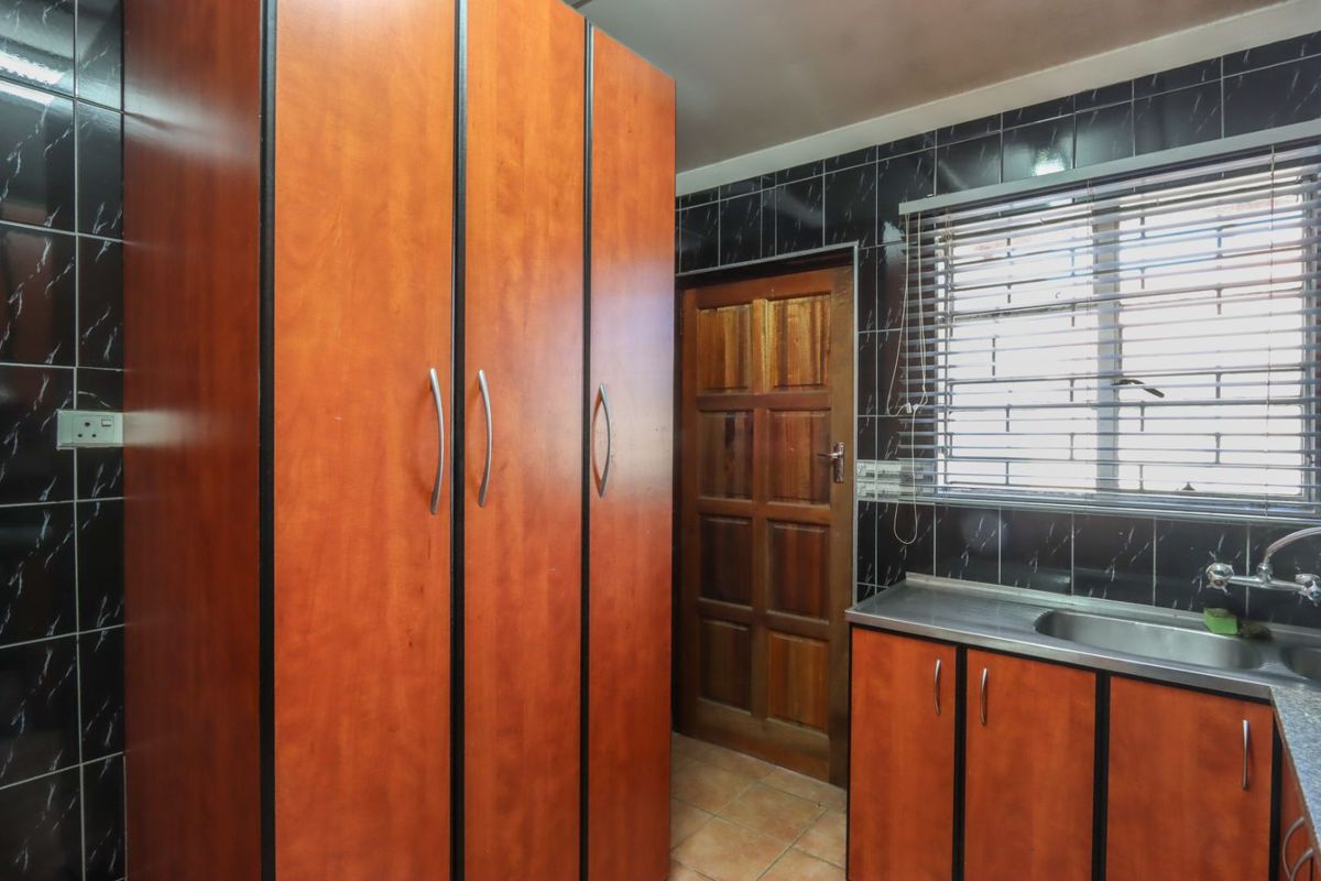 House For Sale in Woodlands - Photo 3