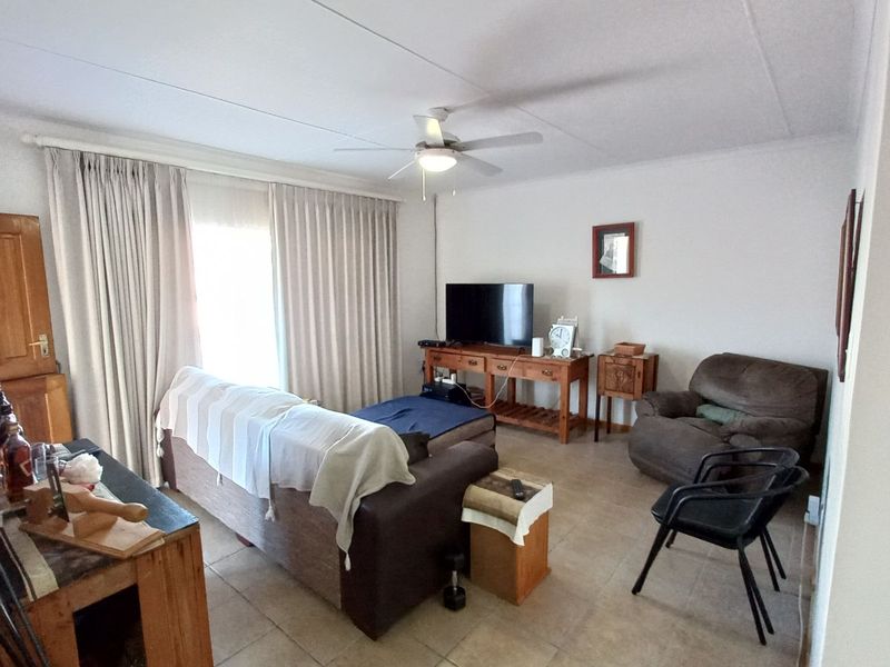 Townhouse For Sale in Oudtshoorn Central - Photo 3