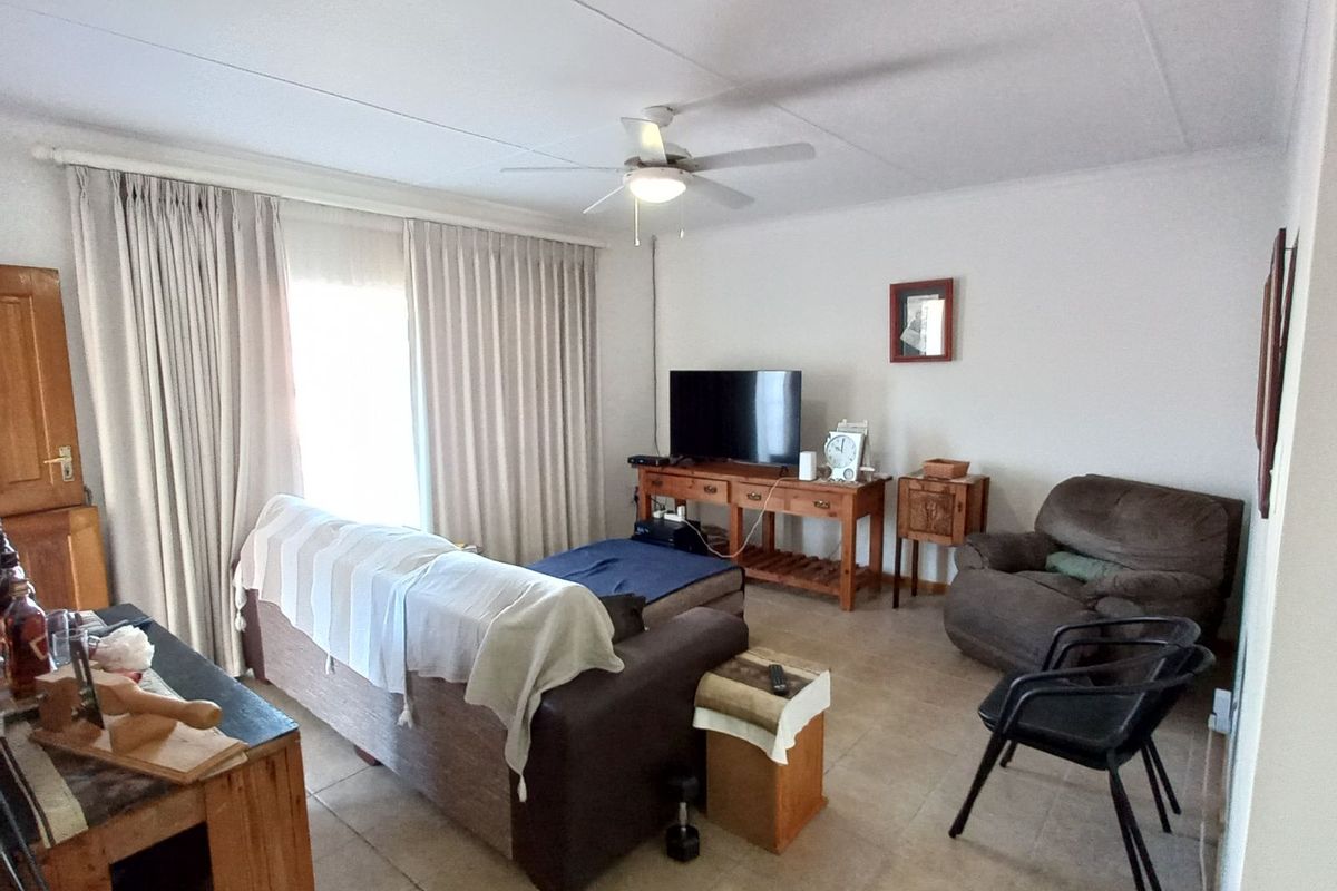 Townhouse For Sale in Oudtshoorn Central - Photo 3