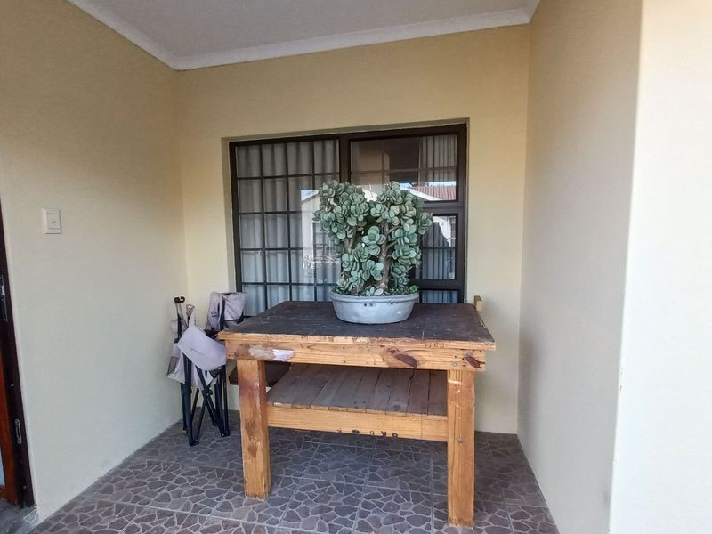 Townhouse For Sale in Oudtshoorn Central - Photo 2