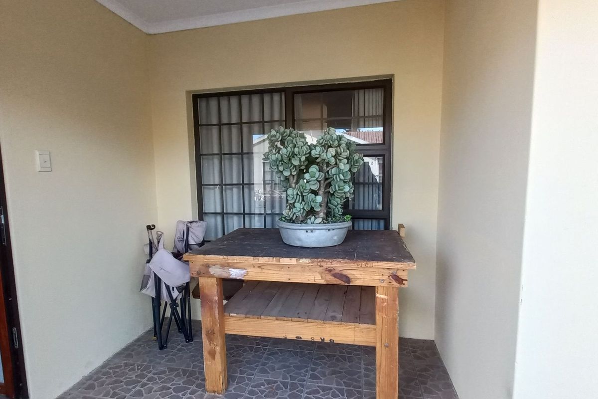 Townhouse For Sale in Oudtshoorn Central - Photo 2