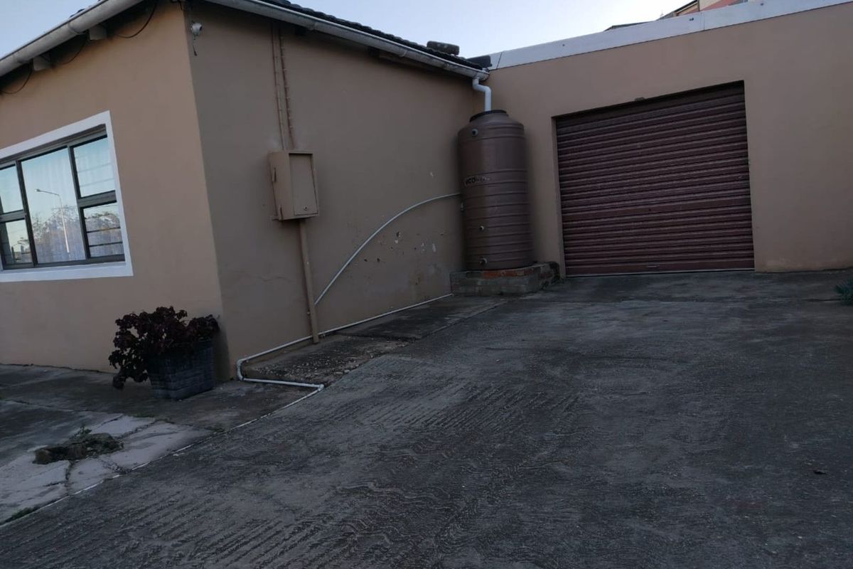 House For Sale in Uitenhage Central - Photo 2