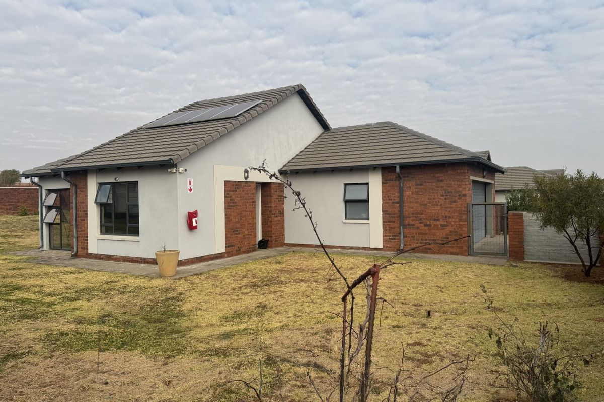 House For Sale in Amberfield - Photo 2