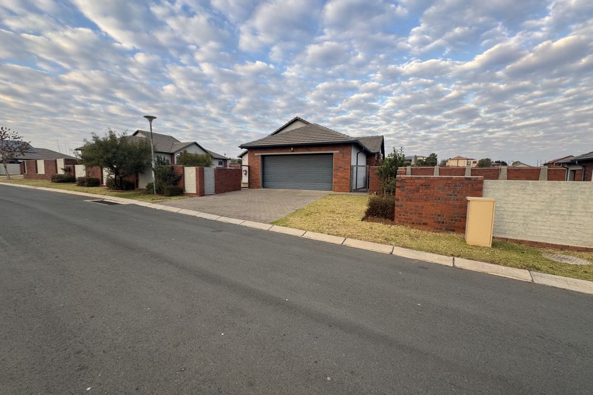 House For Sale in Amberfield - Photo 5