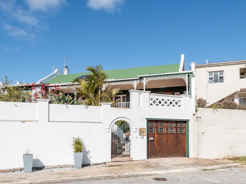 House For Sale in Richmond Hill - Photo 2