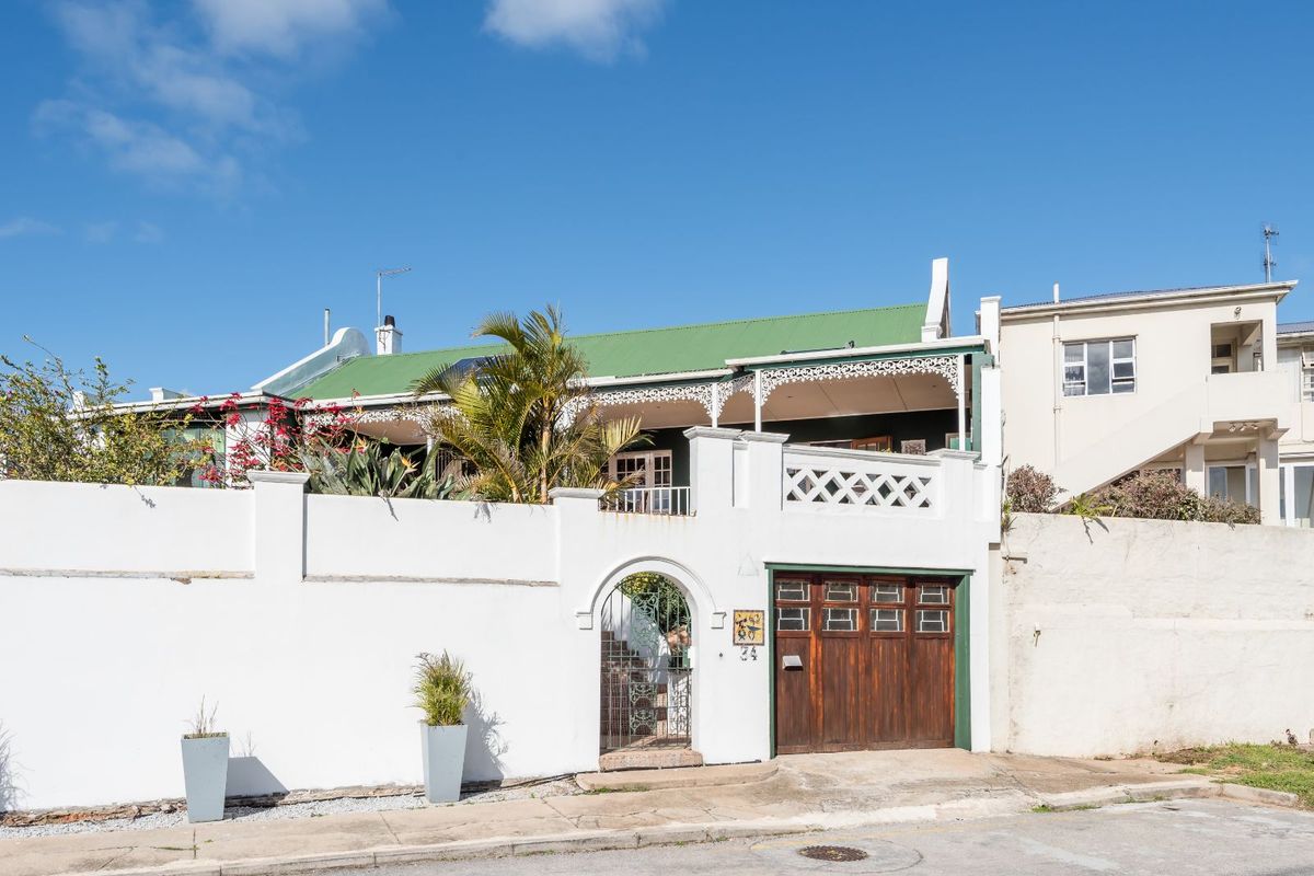 House For Sale in Richmond Hill - Photo 2